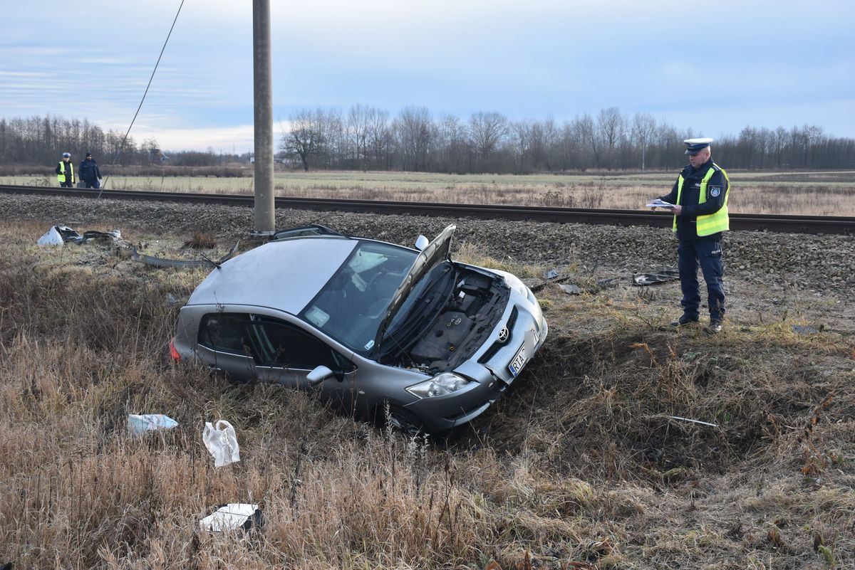 Podkarpacie. Toyota wjechała pod pociąg!